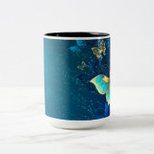 Goldene Schmetterlinge auf blauem Hintergrund Zweifarbige Tasse (Mittel)