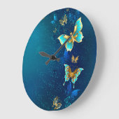 Goldene Schmetterlinge auf einem blauen Hintergrun Große Wanduhr (Winkel)