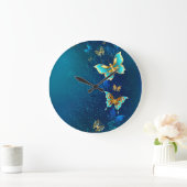 Goldene Schmetterlinge auf einem blauen Hintergrun Große Wanduhr (Zuhause)