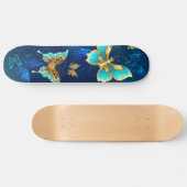 Goldene Schmetterlinge auf einem blauen Hintergrun Skateboard (Horizontal)