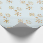 Goldene Schneeflocke auf Frosty Blue Christmas Pat Geschenkpapier (Ecke)