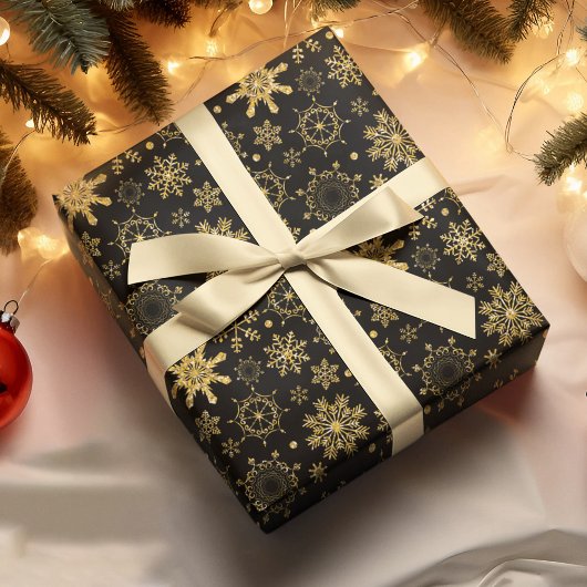 Goldene Schneeflocke auf schwarzem Hintergrund Wei Geschenkpapier