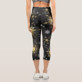 Goldene Schneeflocken auf schwarzem Hintergrund Capri Leggings (Rückseite)