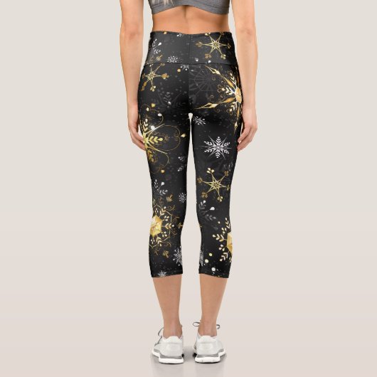 Goldene Schneeflocken auf schwarzem Hintergrund Capri Leggings (Rückseite)