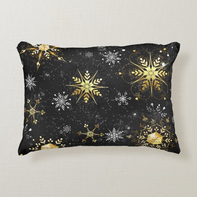Goldene Schneeflocken auf schwarzem Hintergrund Dekokissen (Vorderseite)
