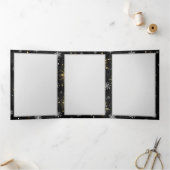 Goldene Schneeflocken auf schwarzem Hintergrund Dreifach-gefaltete Programmkarte (Innenseite)