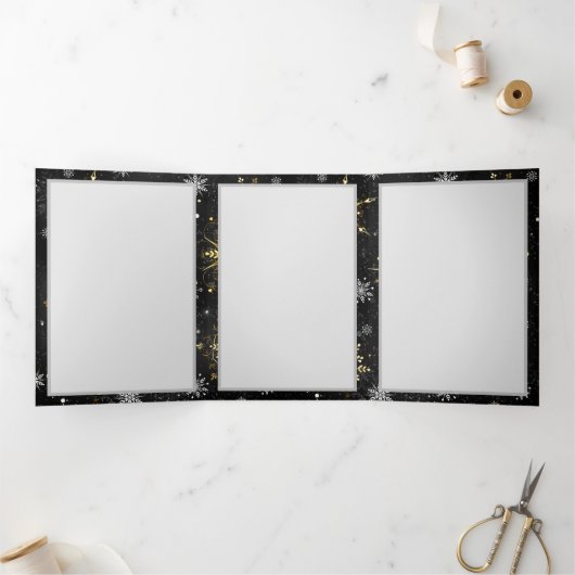 Goldene Schneeflocken auf schwarzem Hintergrund Dreifach-gefaltete Programmkarte (Innenseite)