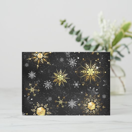 Goldene Schneeflocken auf schwarzem Hintergrund Einladung (Stehend Vorderseite)