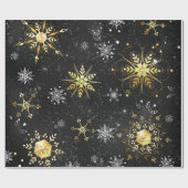 Goldene Schneeflocken auf schwarzem Hintergrund Geschenkpapier (Flach)