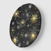 Goldene Schneeflocken auf schwarzem Hintergrund Große Wanduhr (Winkel)