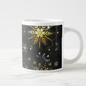 Goldene Schneeflocken auf schwarzem Hintergrund Jumbo-Tasse (Rechts)