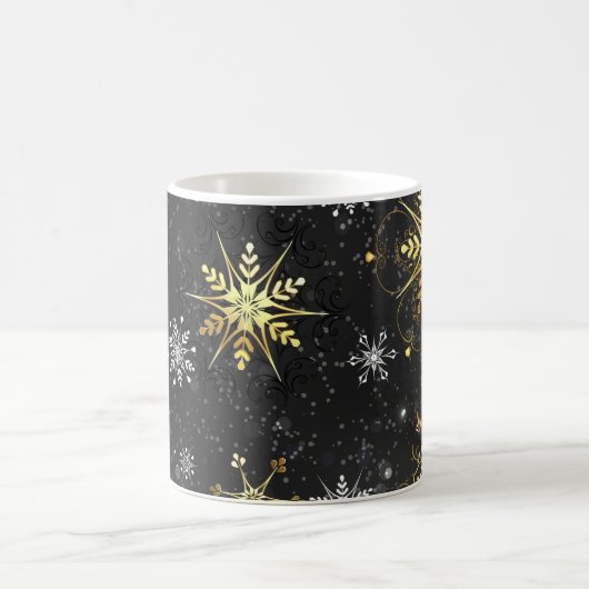 Goldene Schneeflocken auf schwarzem Hintergrund Kaffeetasse (Mittel)