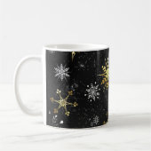 Goldene Schneeflocken auf schwarzem Hintergrund Kaffeetasse (Links)