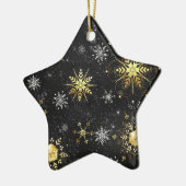 Goldene Schneeflocken auf schwarzem Hintergrund Keramik Ornament (Links)