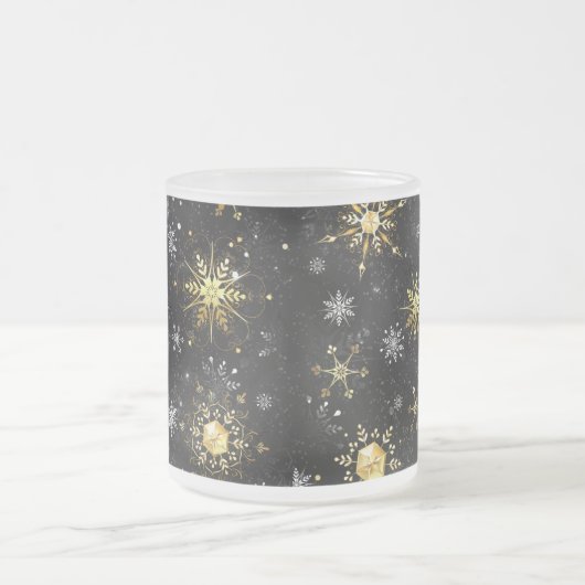 Goldene Schneeflocken auf schwarzem Hintergrund Mattglastasse (Mittel)
