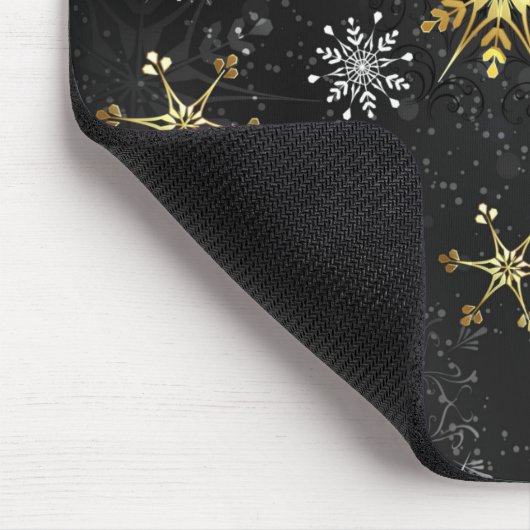 Goldene Schneeflocken auf schwarzem Hintergrund Mousepad (Ecke)