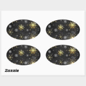 Goldene Schneeflocken auf schwarzem Hintergrund Ovaler Aufkleber (Blatt)