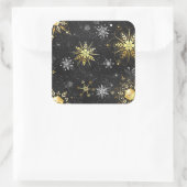 Goldene Schneeflocken auf schwarzem Hintergrund Quadratischer Aufkleber (Tasche)