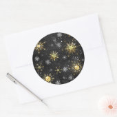 Goldene Schneeflocken auf schwarzem Hintergrund Runder Aufkleber (Umschlag)