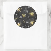 Goldene Schneeflocken auf schwarzem Hintergrund Runder Aufkleber (Tasche)