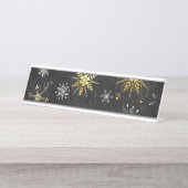 Goldene Schneeflocken auf schwarzem Hintergrund Schreibtischnamensplakette (Vorderseite )