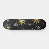 Goldene Schneeflocken auf schwarzem Hintergrund Skateboard (Horizontal)