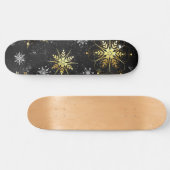 Goldene Schneeflocken auf schwarzem Hintergrund Skateboard (Horizontal)