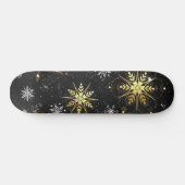 Goldene Schneeflocken auf schwarzem Hintergrund Skateboard (Horizontal)