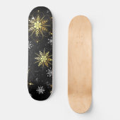 Goldene Schneeflocken auf schwarzem Hintergrund Skateboard (Vorderseite)