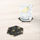 Goldene Schneeflocken auf schwarzem Hintergrund Untersetzer (Vor Ort)