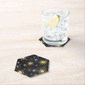 Goldene Schneeflocken auf schwarzem Hintergrund Untersetzer (Vor Ort)