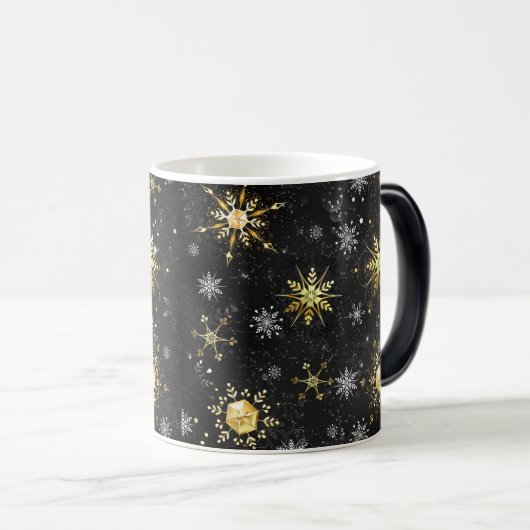 Goldene Schneeflocken auf schwarzem Hintergrund Verwandlungstasse (VorderseiteRechts)