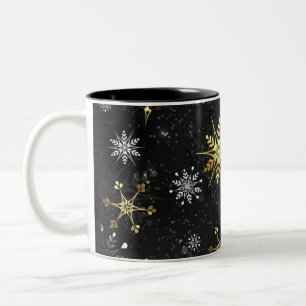 Goldene Schneeflocken auf schwarzem Hintergrund Zweifarbige Tasse