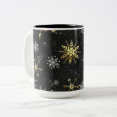 Goldene Schneeflocken auf schwarzem Hintergrund Zweifarbige Tasse (Vorderseite Links)