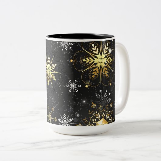 Goldene Schneeflocken auf schwarzem Hintergrund Zweifarbige Tasse (VorderseiteRechts)