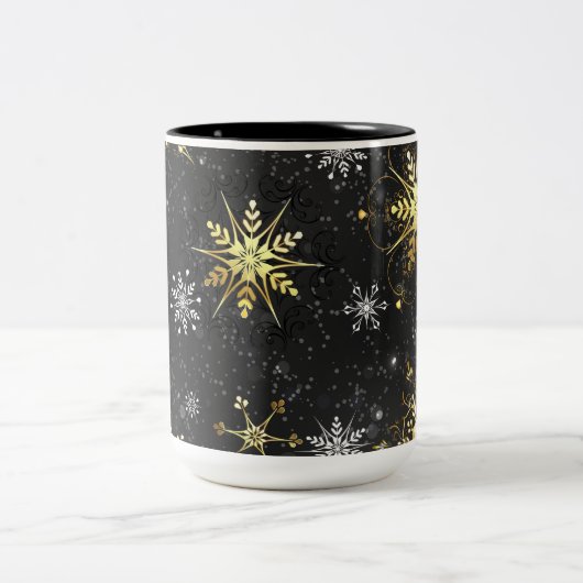 Goldene Schneeflocken auf schwarzem Hintergrund Zweifarbige Tasse (Mittel)