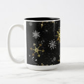 Goldene Schneeflocken auf schwarzem Hintergrund Zweifarbige Tasse (Links)