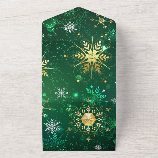 Goldene Schneeflocken im grünen Hintergrund All In One Einladung (Außenbereich)