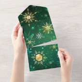Goldene Schneeflocken im grünen Hintergrund All In One Einladung (Abreißen)