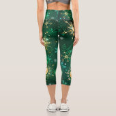 Goldene Schneeflocken im grünen Hintergrund Capri Leggings (Rückseite)