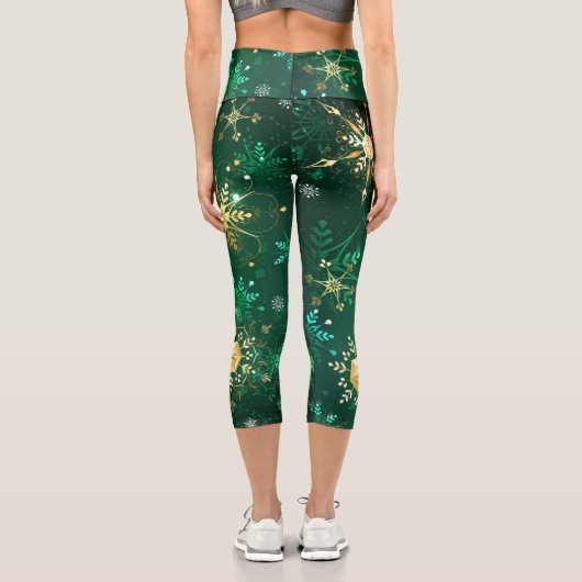 Goldene Schneeflocken im grünen Hintergrund Capri Leggings (Rückseite)