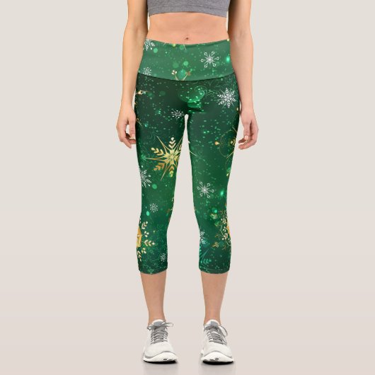 Goldene Schneeflocken im grünen Hintergrund Capri Leggings (Vorderseite)