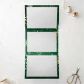 Goldene Schneeflocken im grünen Hintergrund Dreifach Gefaltete Urlaubskarte (Innenseite)