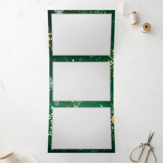 Goldene Schneeflocken im grünen Hintergrund Dreifach Gefaltete Urlaubskarte (Innenseite)