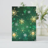 Goldene Schneeflocken im grünen Hintergrund Einladung (Stehend Vorderseite)