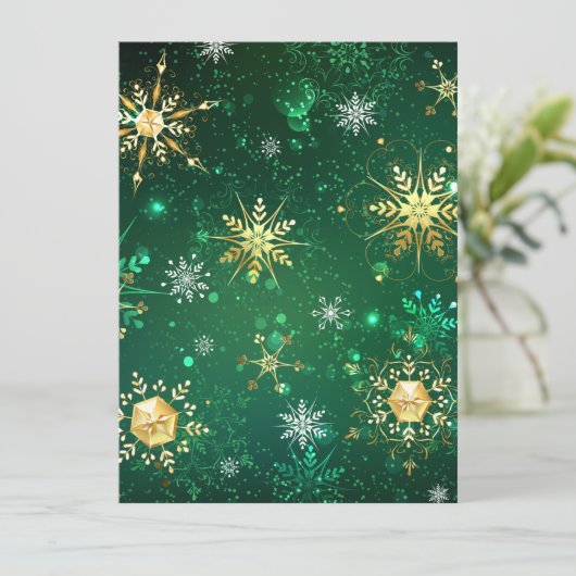 Goldene Schneeflocken im grünen Hintergrund Einladung (Stehend Vorderseite)