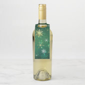 Goldene Schneeflocken im grünen Hintergrund Flaschenanhänger (Auf Flasche)