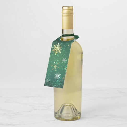 Goldene Schneeflocken im grünen Hintergrund Flaschenanhänger (Angewinkelt)
