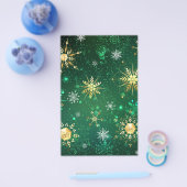 Goldene Schneeflocken im grünen Hintergrund Flyer (Einzeln)