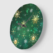 Goldene Schneeflocken im grünen Hintergrund Große Wanduhr (Winkel)